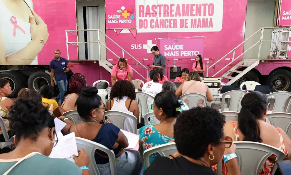 Rosa 2026, com a oferta de 40 mil mamografias gratuitas em Salvador. A abertura ocorreu na Arena Fonte Nova