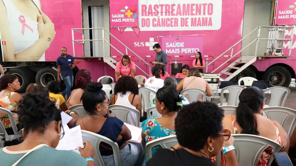 Rosa 2026, com a oferta de 40 mil mamografias gratuitas em Salvador. A abertura ocorreu na Arena Fonte Nova