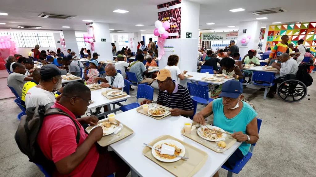 Os Restaurantes Populares Maria Lúcia Pereira, no bairro do Comércio, e Alaíde do Feijão, na Liberdade, receberam nesta sexta-feira (16)