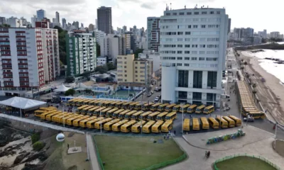 Jerônimo Rodrigues entregou, nesta quarta-feira (21), 101 ônibus escolares rurais destinados a 101 municípios baianos.