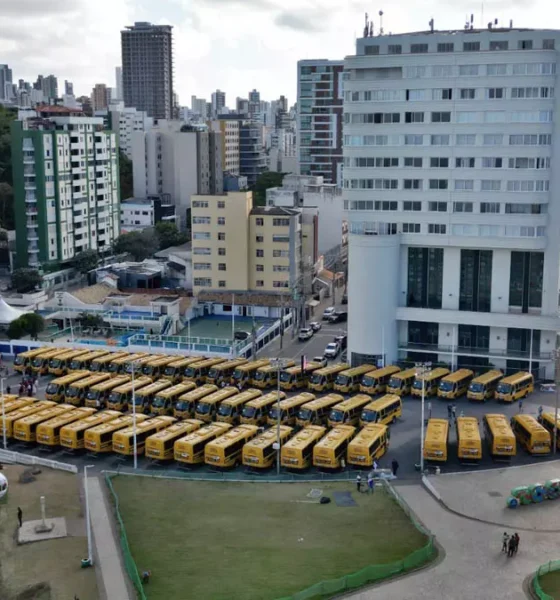 Jerônimo Rodrigues entregou, nesta quarta-feira (21), 101 ônibus escolares rurais destinados a 101 municípios baianos.