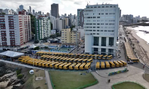Jerônimo Rodrigues entregou, nesta quarta-feira (21), 101 ônibus escolares rurais destinados a 101 municípios baianos.