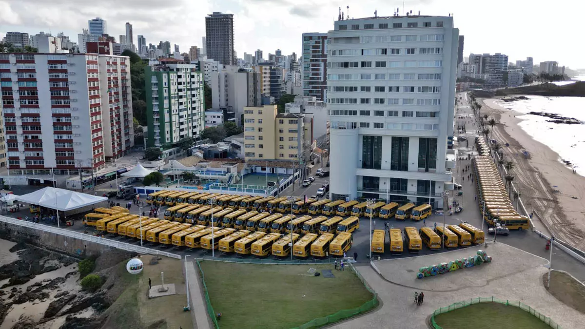 Jerônimo Rodrigues entregou, nesta quarta-feira (21), 101 ônibus escolares rurais destinados a 101 municípios baianos.