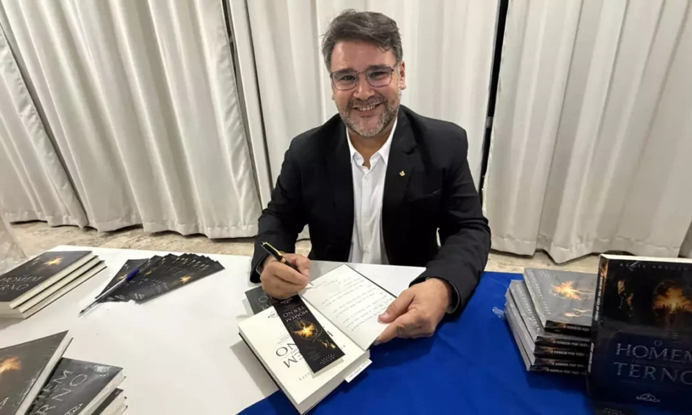 O cenário cultural e literário baiano ganhou um novo capítulo com o lançamento do livro “O Homem por Trás do Terno”,
