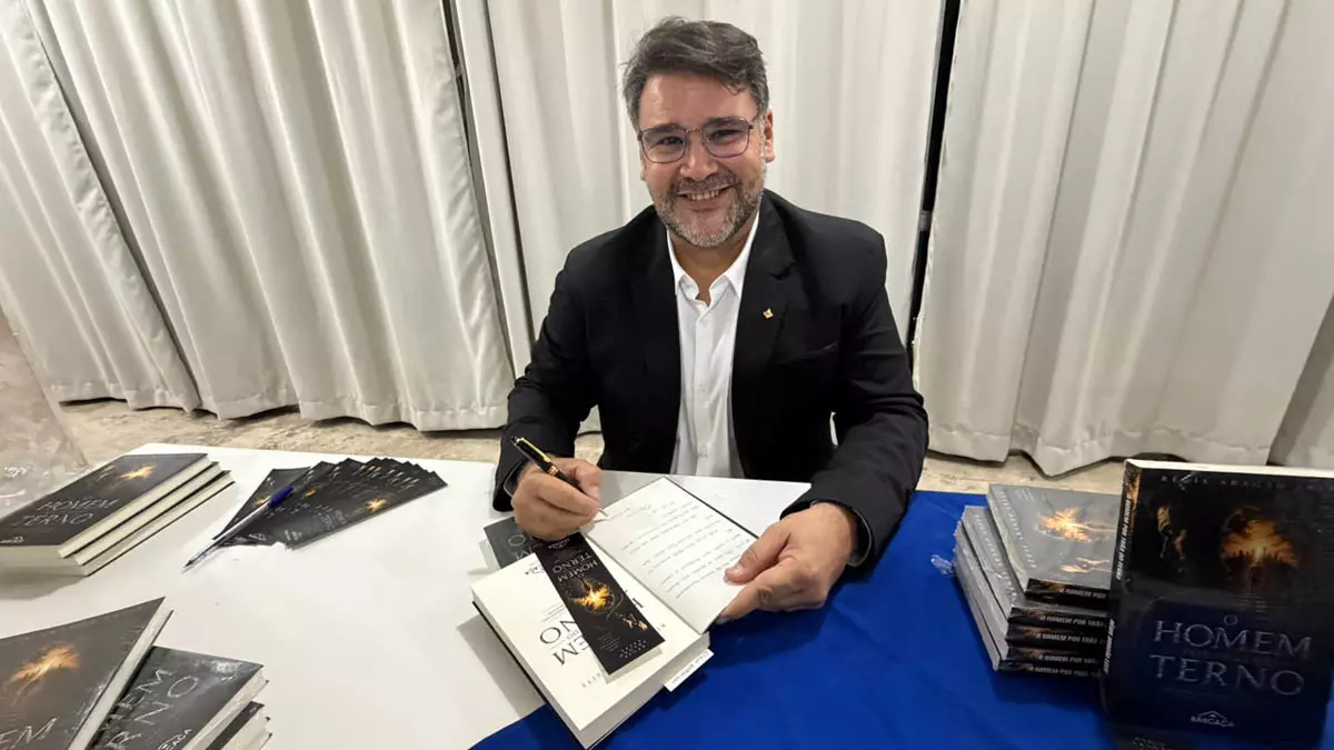O cenário cultural e literário baiano ganhou um novo capítulo com o lançamento do livro “O Homem por Trás do Terno”,