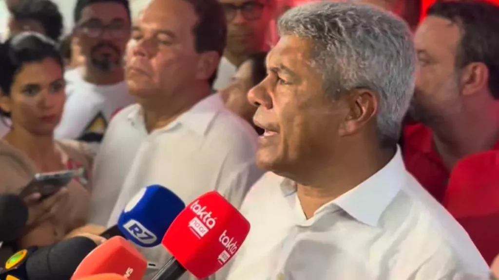 O governador da Bahia, Jerônimo Rodrigues, comemorou neste domingo (25) a reeleição do presidente Luiz Inácio Lula da Silva