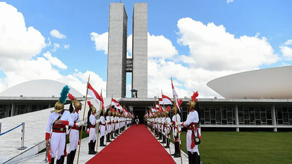 A partir de 2027, a posse dos chefes dos Executivos federal e estaduais passará a ocorrer em novas datas. O presidente e o vice-presidente